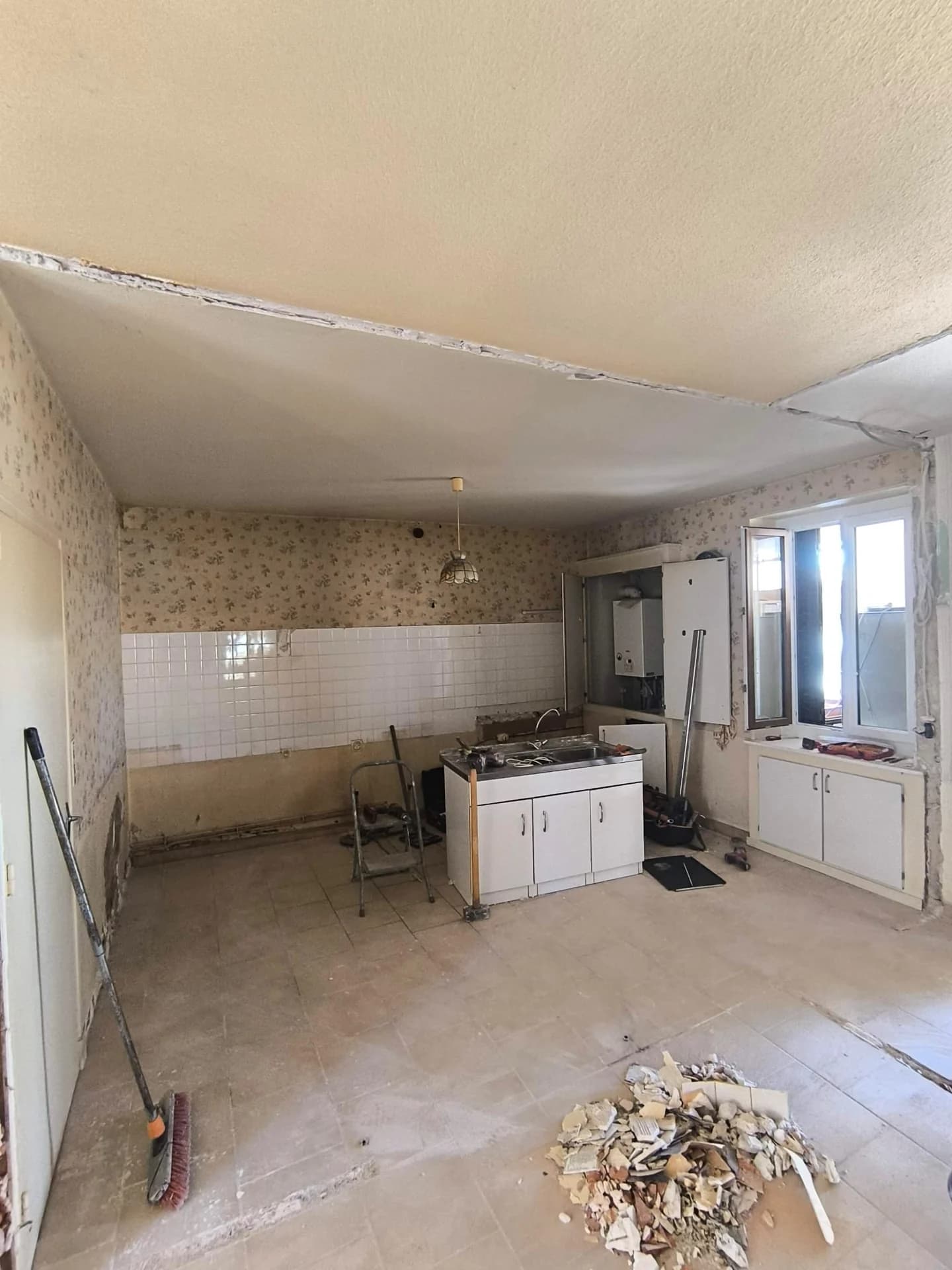 Rénovation complète : cuisine noire et bois, séjour et finitions — photographie 9