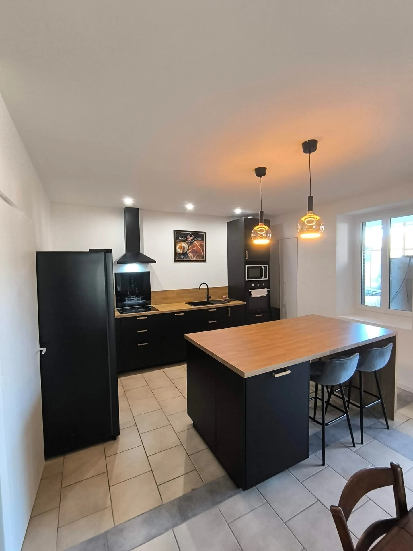 Rénovation complète : cuisine noire et bois, séjour et finitions — photographie 33