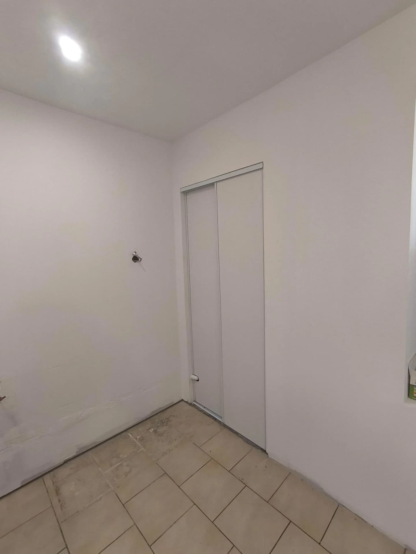 Rénovation complète : cuisine noire et bois, séjour et finitions — photographie 32