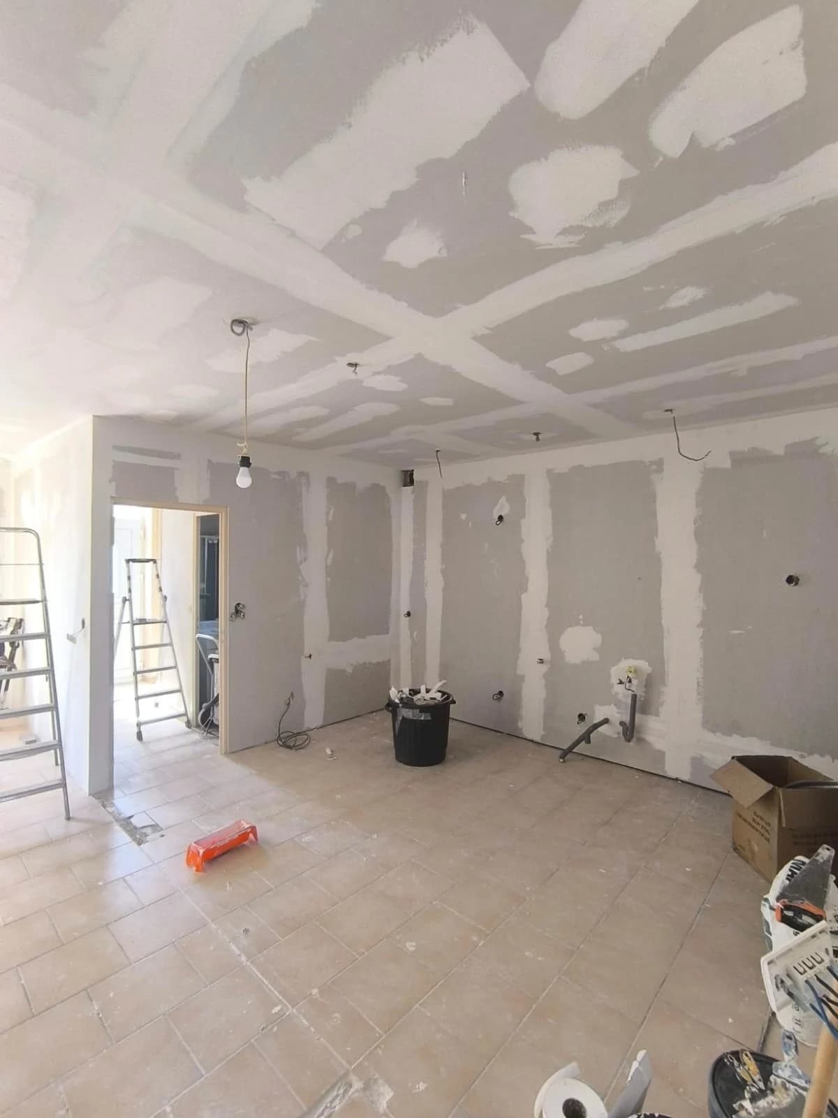 Rénovation complète : cuisine noire et bois, séjour et finitions — photographie 22