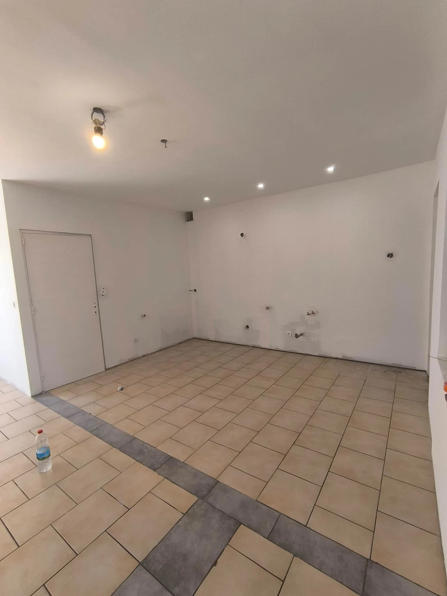 Rénovation complète : cuisine noire et bois, séjour et finitions — photographie 31