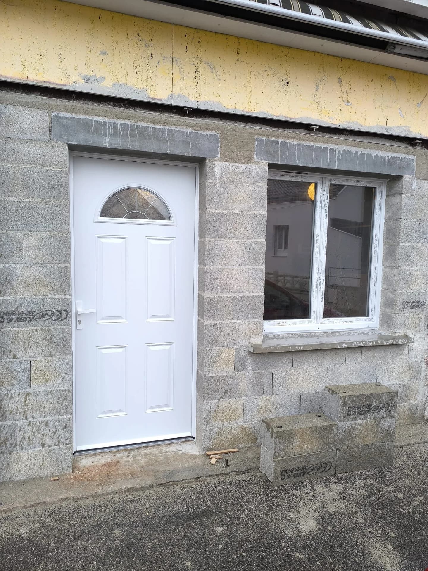 Façade avec porte et fenêtre après travaux sur les ouvertures