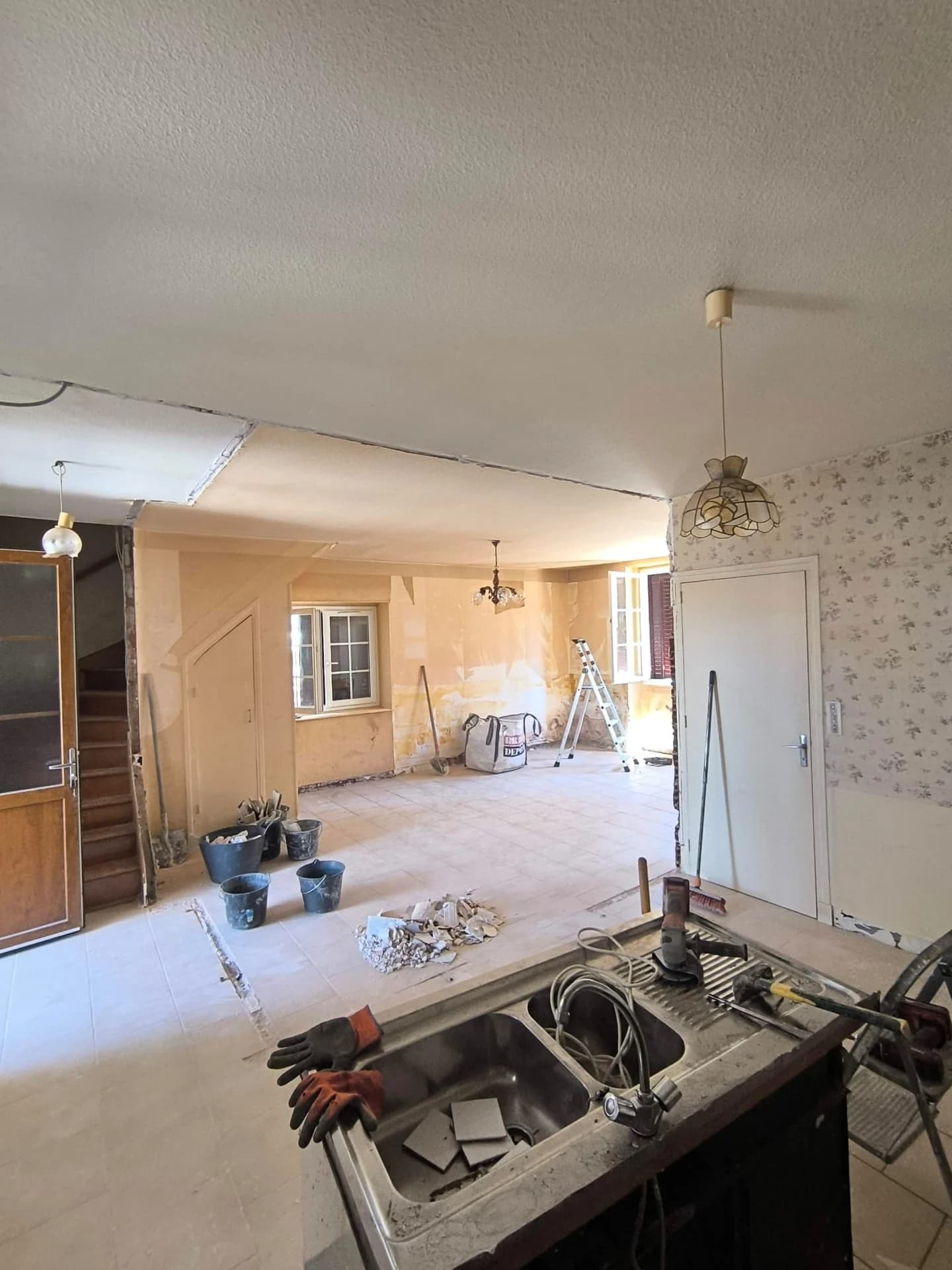 Rénovation complète : cuisine noire et bois, séjour et finitions — photographie 10