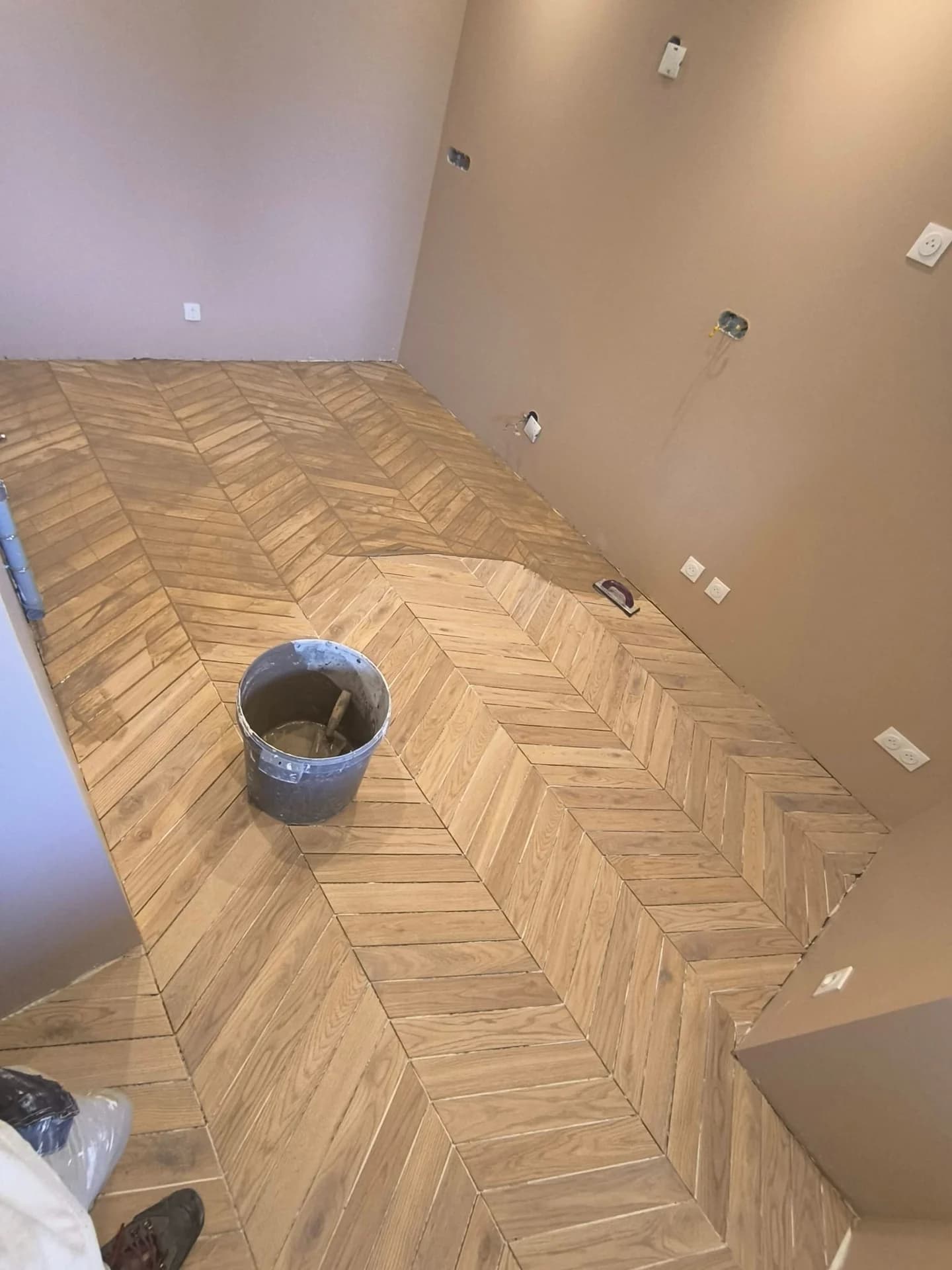 Le détail d’un sol en chevrons — photographie 2