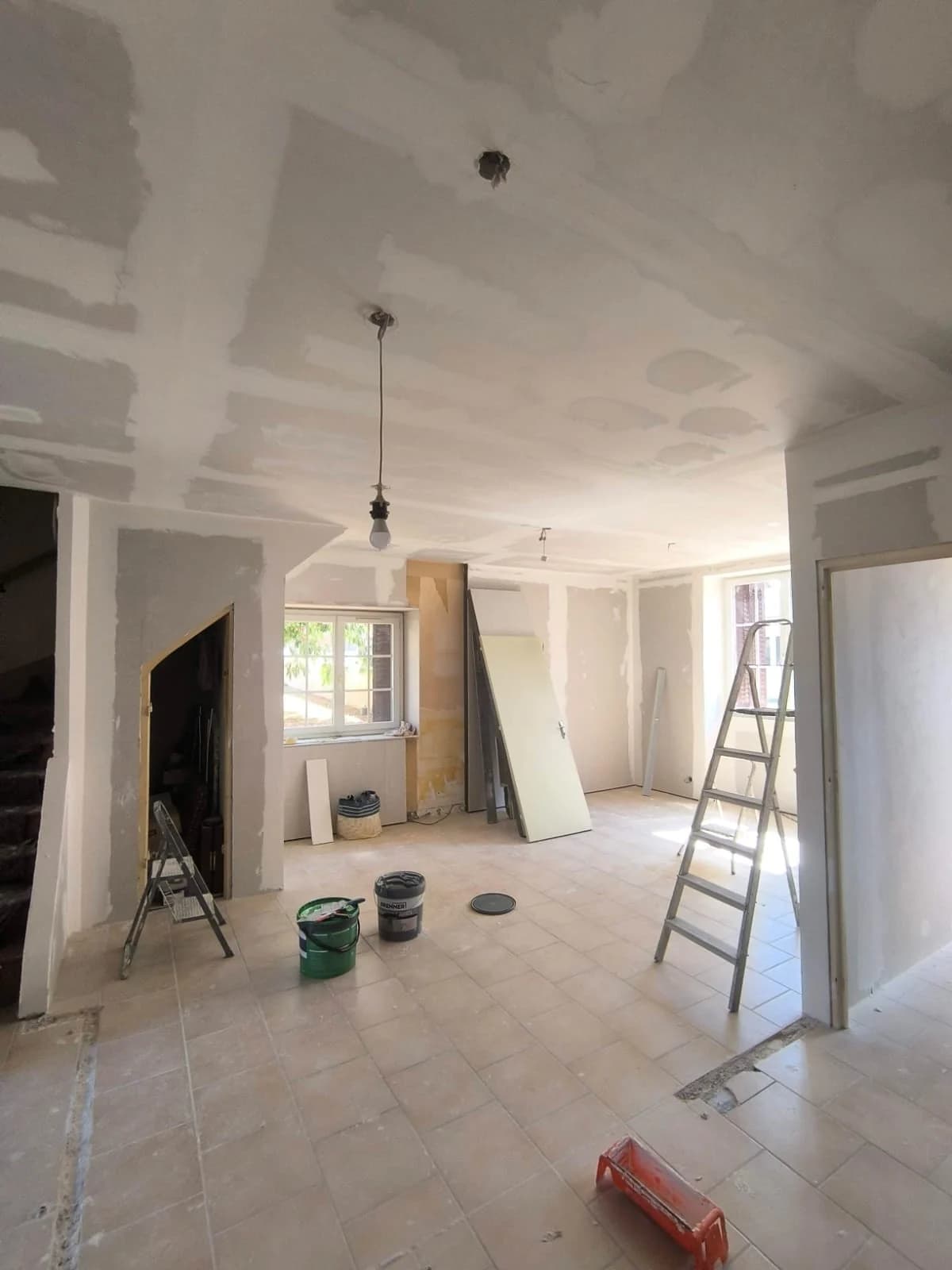 Rénovation complète : cuisine noire et bois, séjour et finitions — photographie 23