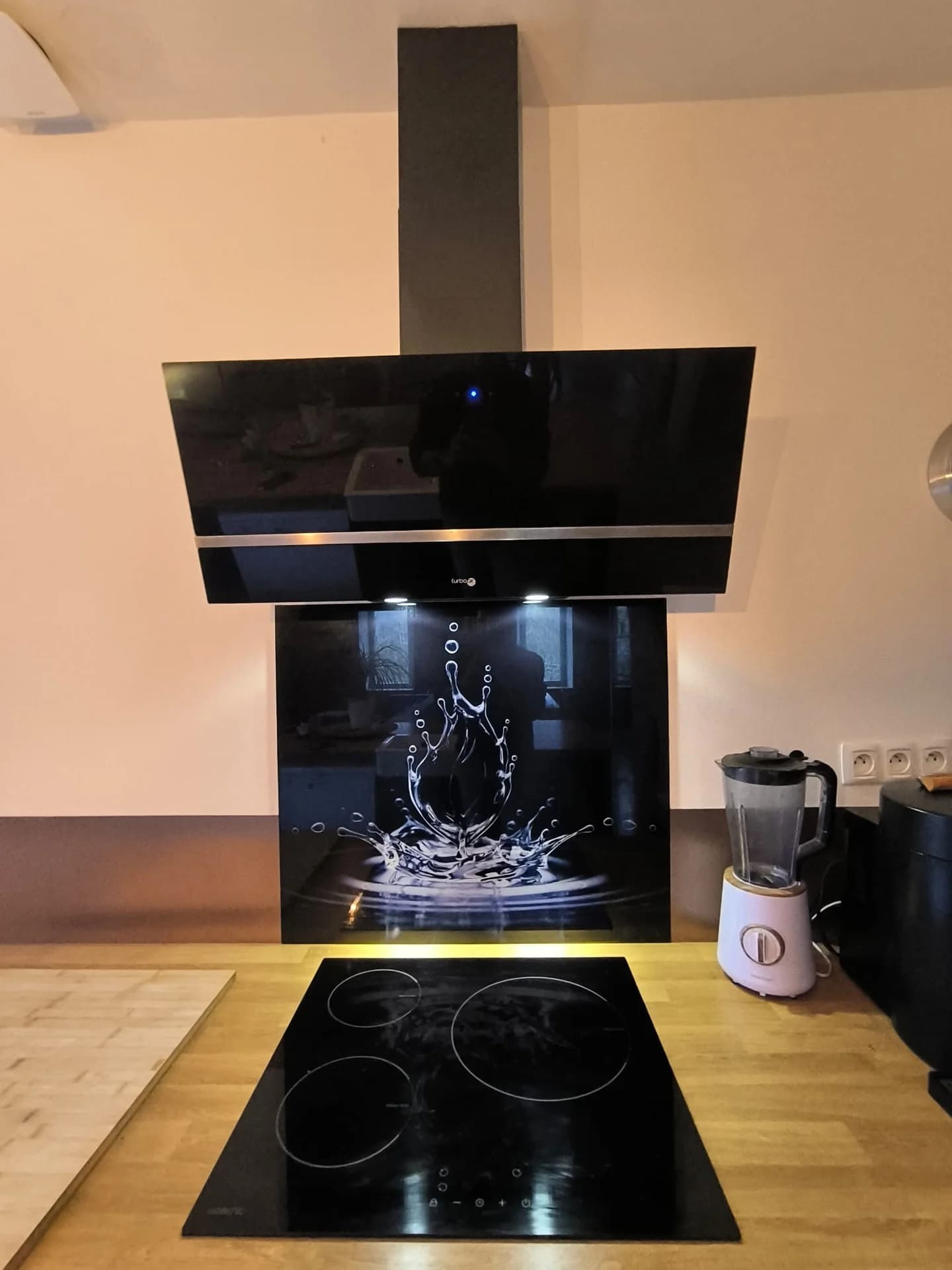 Une cuisine sur mesure sous la charpente — photographie 3
