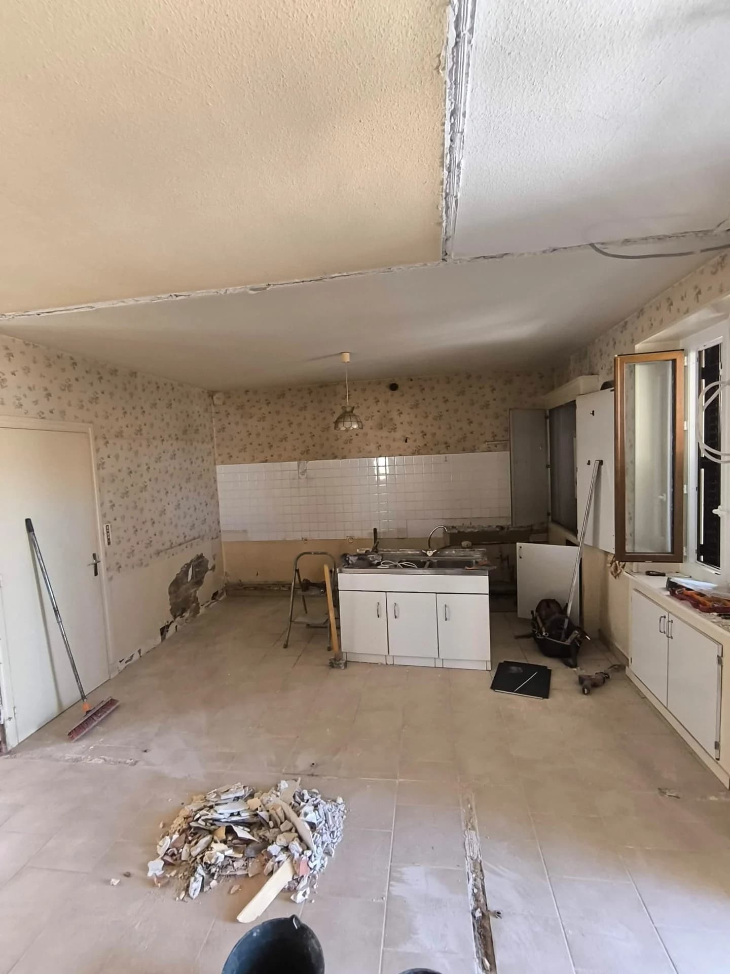Rénovation complète : cuisine noire et bois, séjour et finitions — photographie 8