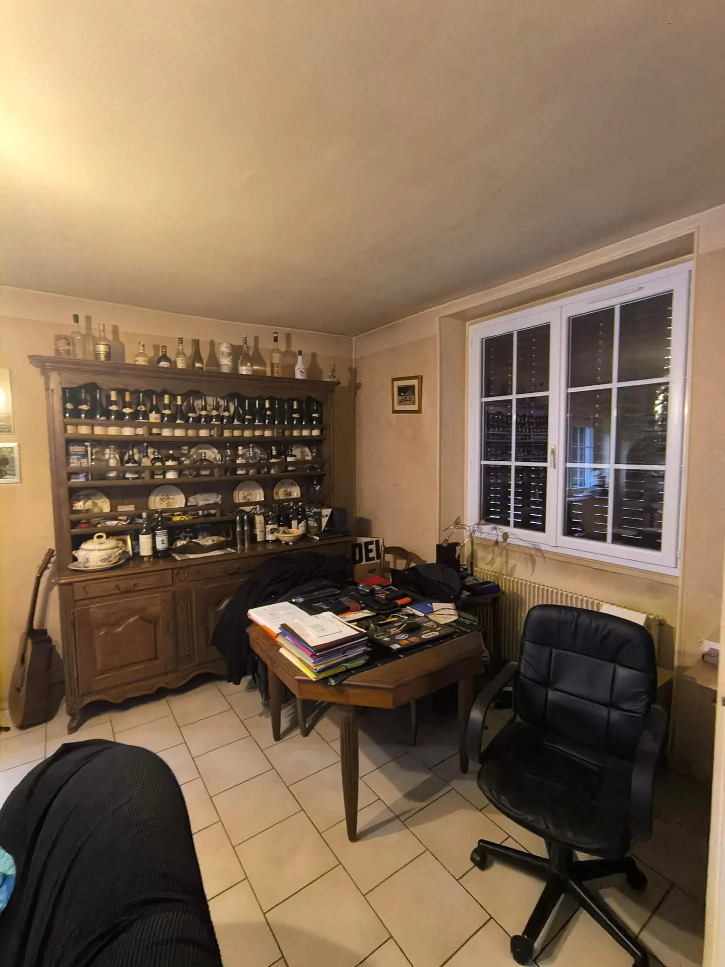 Rénovation complète : cuisine noire et bois, séjour et finitions — photographie 5
