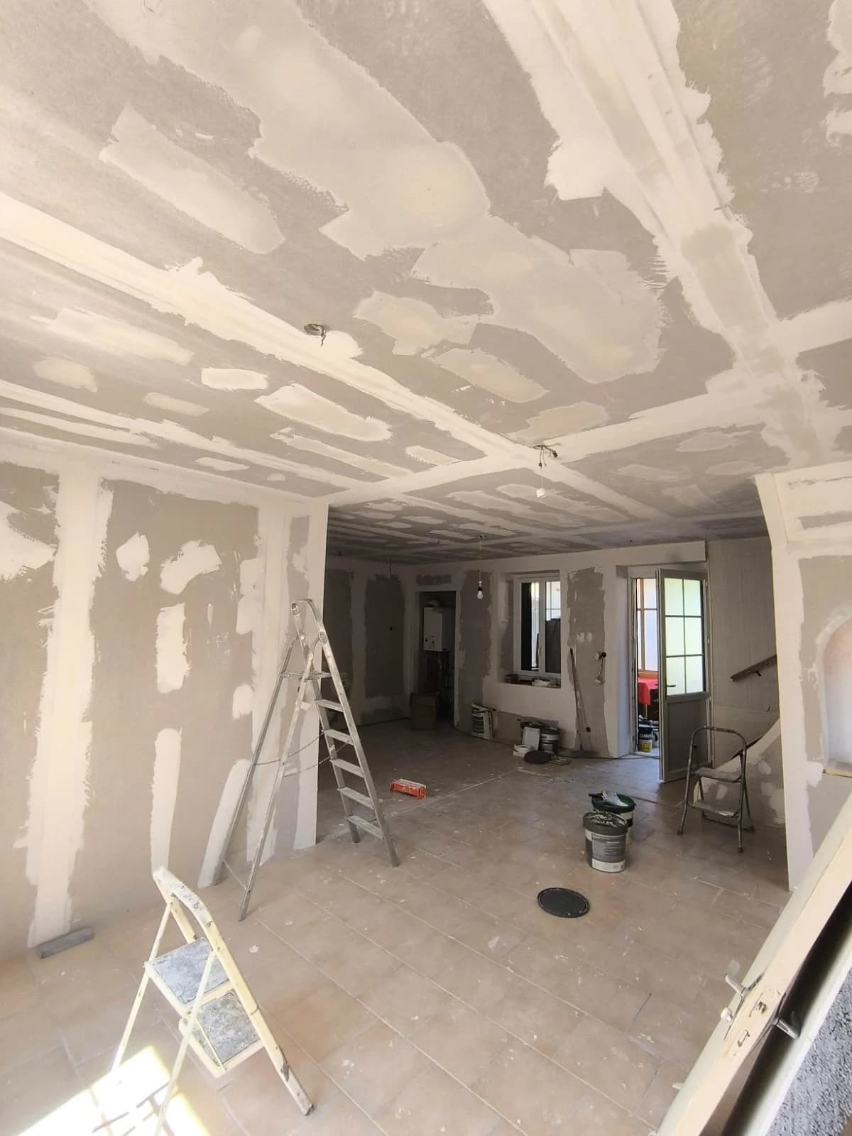 Rénovation complète : cuisine noire et bois, séjour et finitions — photographie 24