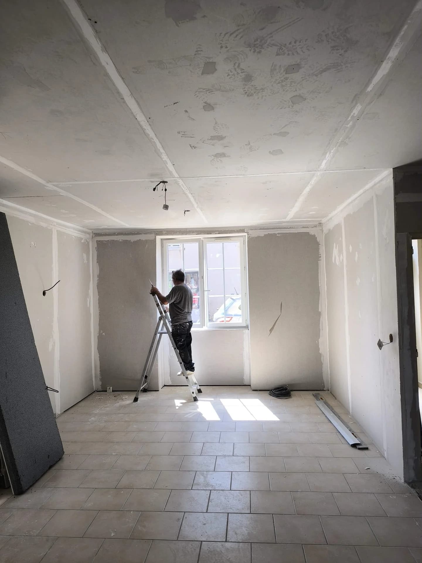Rénovation complète : cuisine noire et bois, séjour et finitions — photographie 15