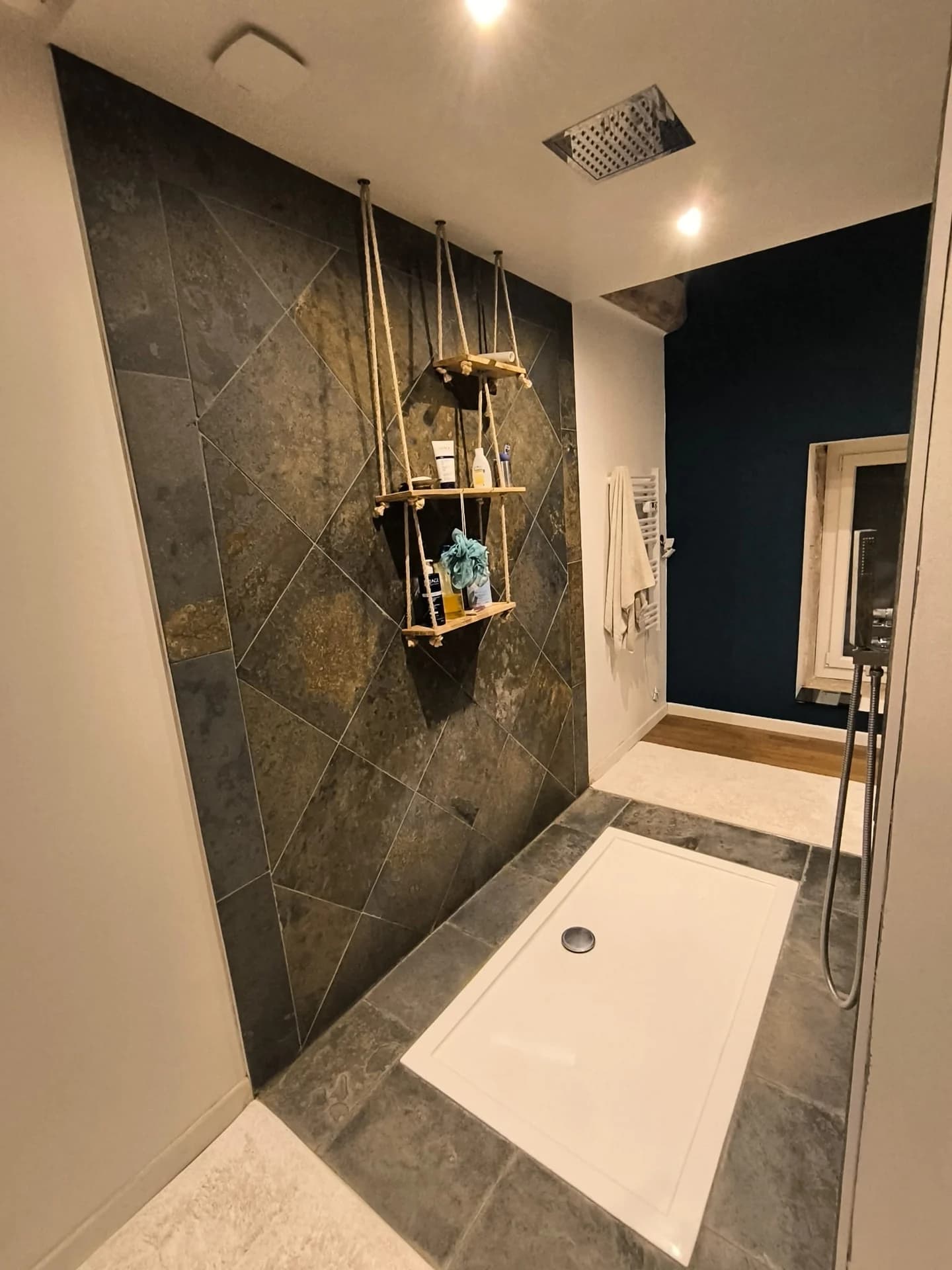 Une douche à l’italienne dans une suite — photographie 4