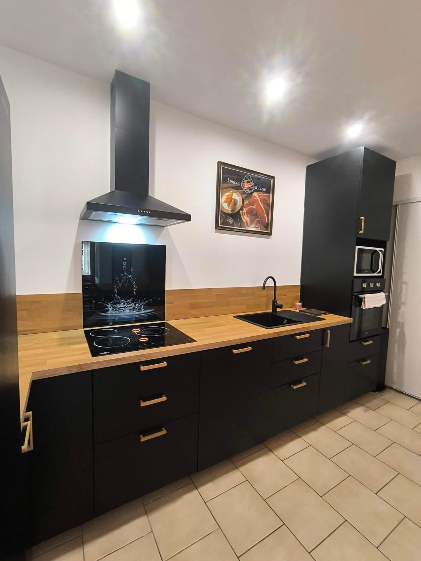 Rénovation complète : cuisine noire et bois, séjour et finitions — photographie 37
