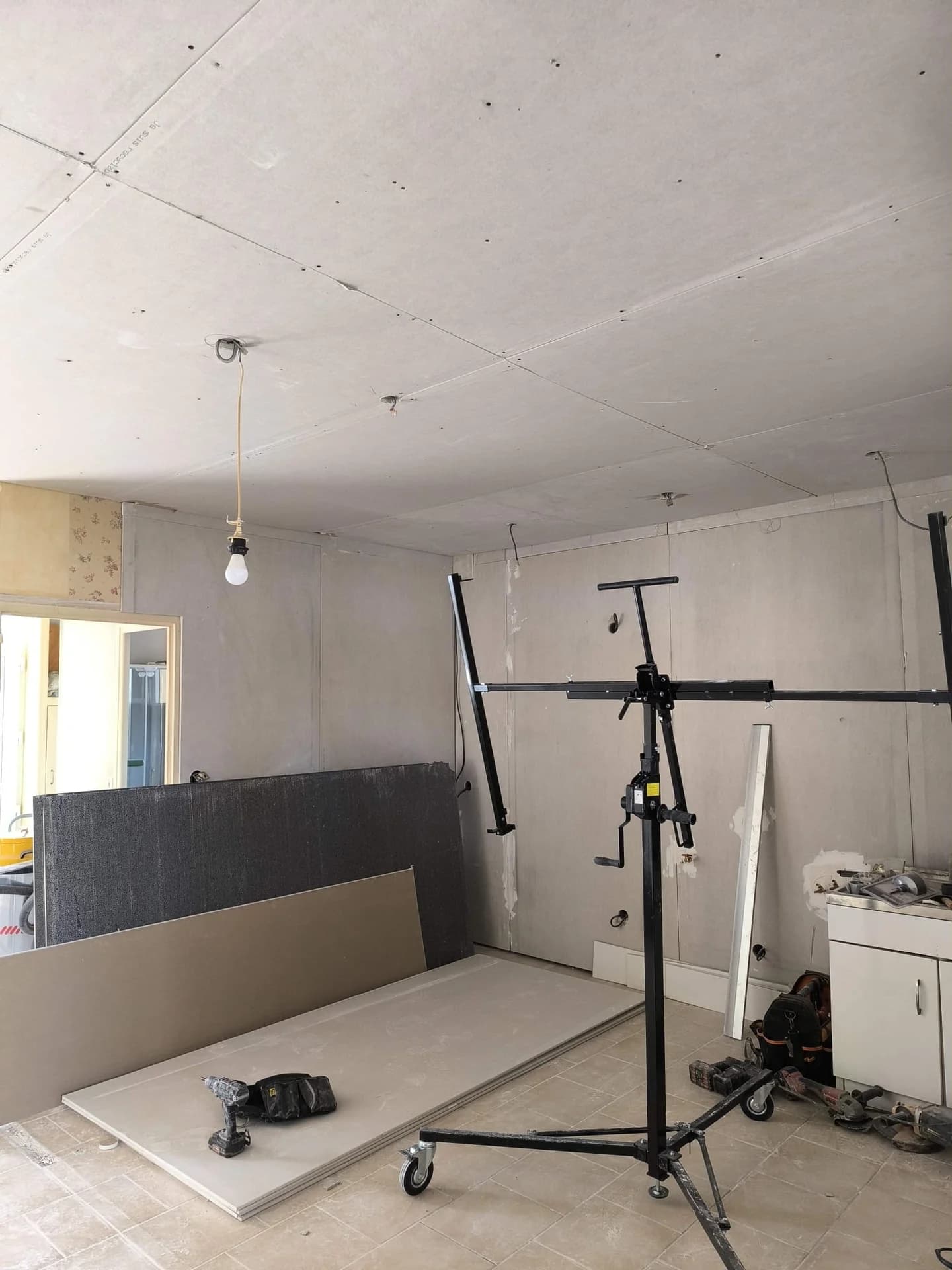 Rénovation complète : cuisine noire et bois, séjour et finitions — photographie 13