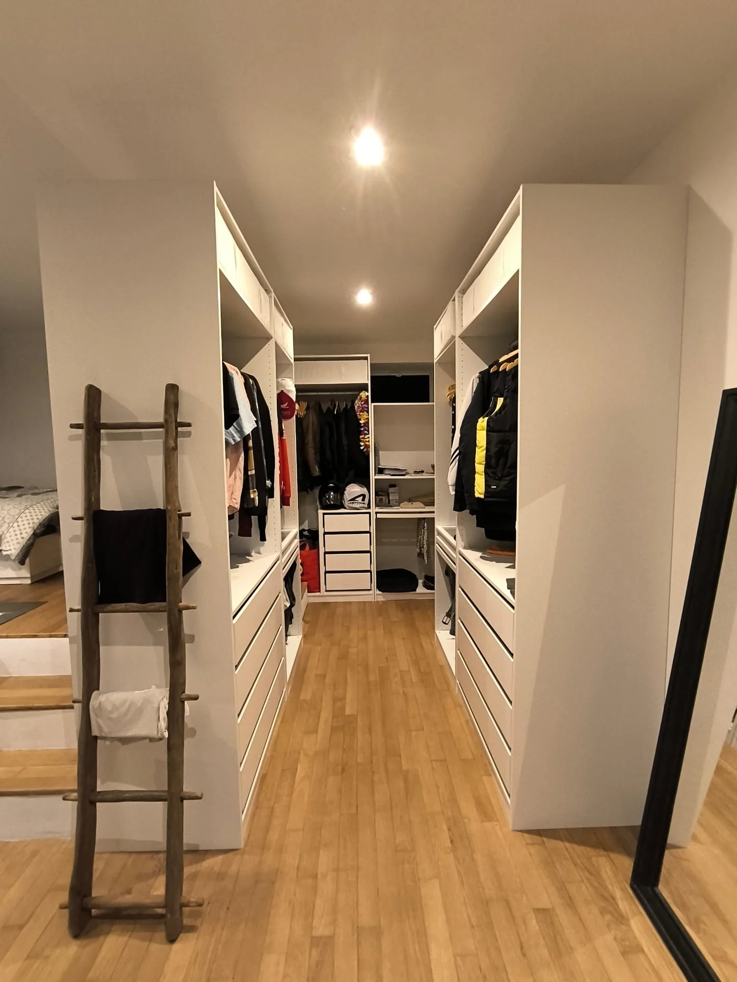 Dressing blanc sur mesure avec penderies, étagères et tiroirs dans une suite parentale