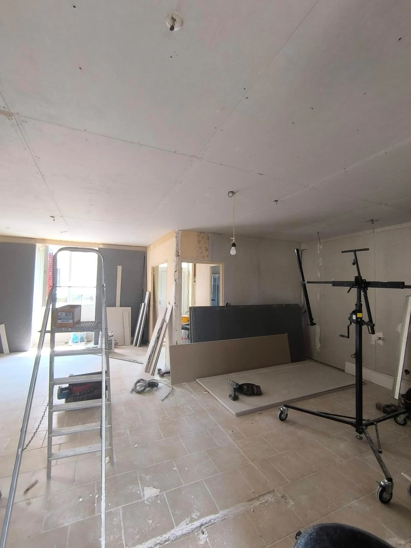 Rénovation complète : cuisine noire et bois, séjour et finitions — photographie 14