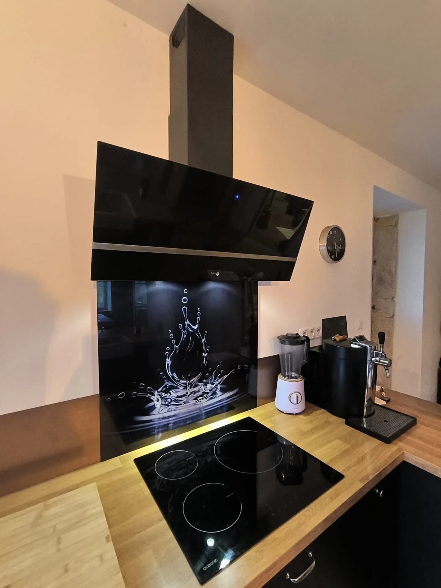 Une cuisine sur mesure sous la charpente — photographie 4
