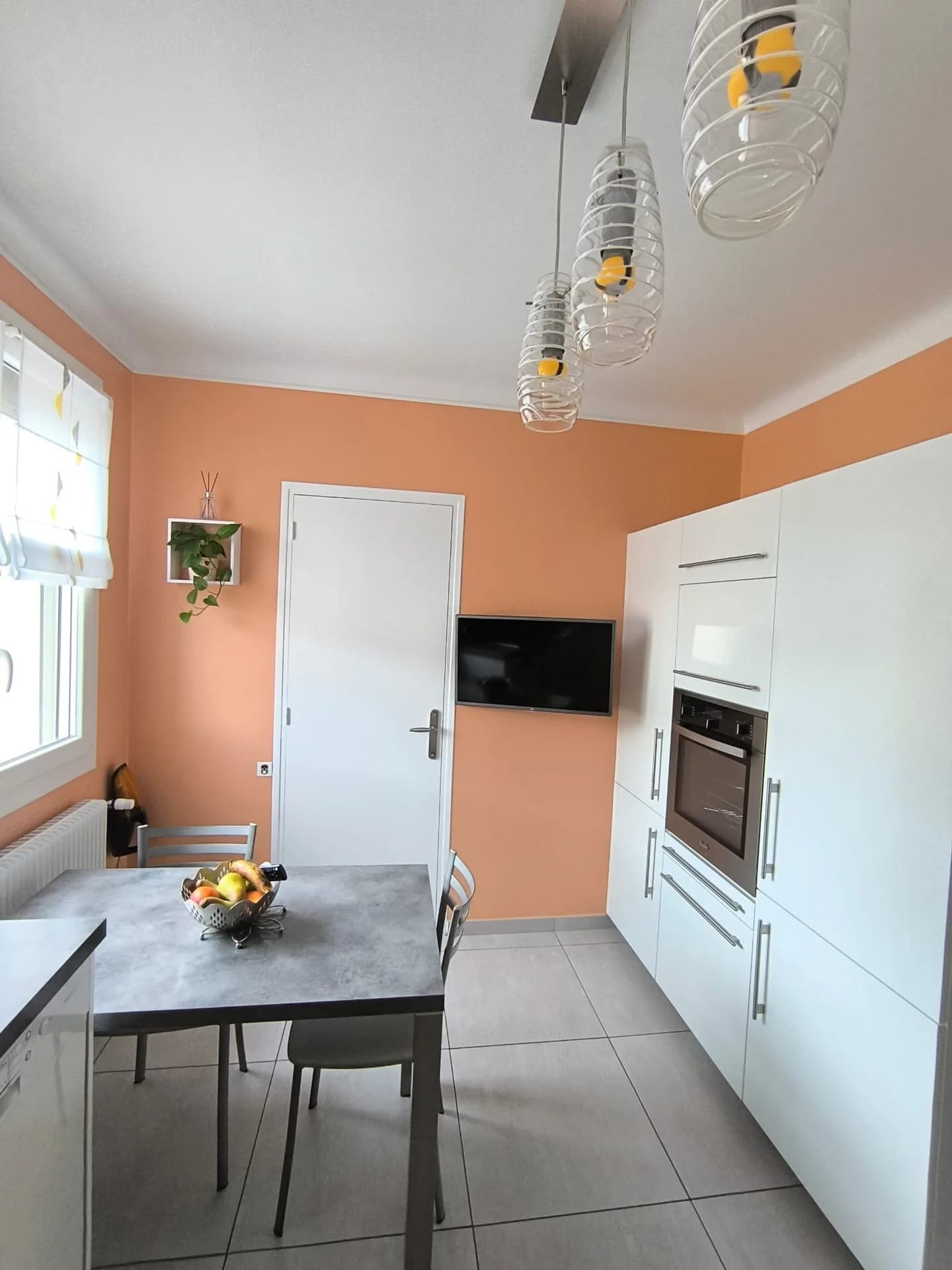 Cuisine avec murs repeints dans une teinte orangée