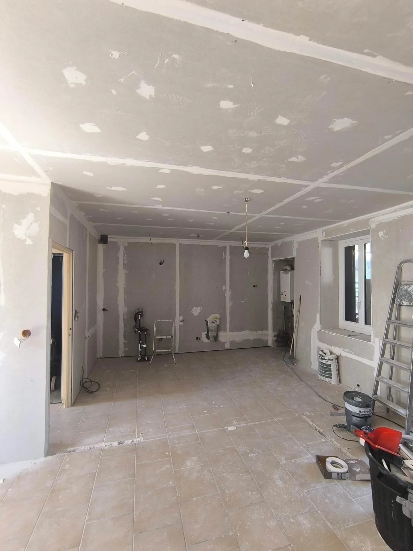 Rénovation complète : cuisine noire et bois, séjour et finitions — photographie 18