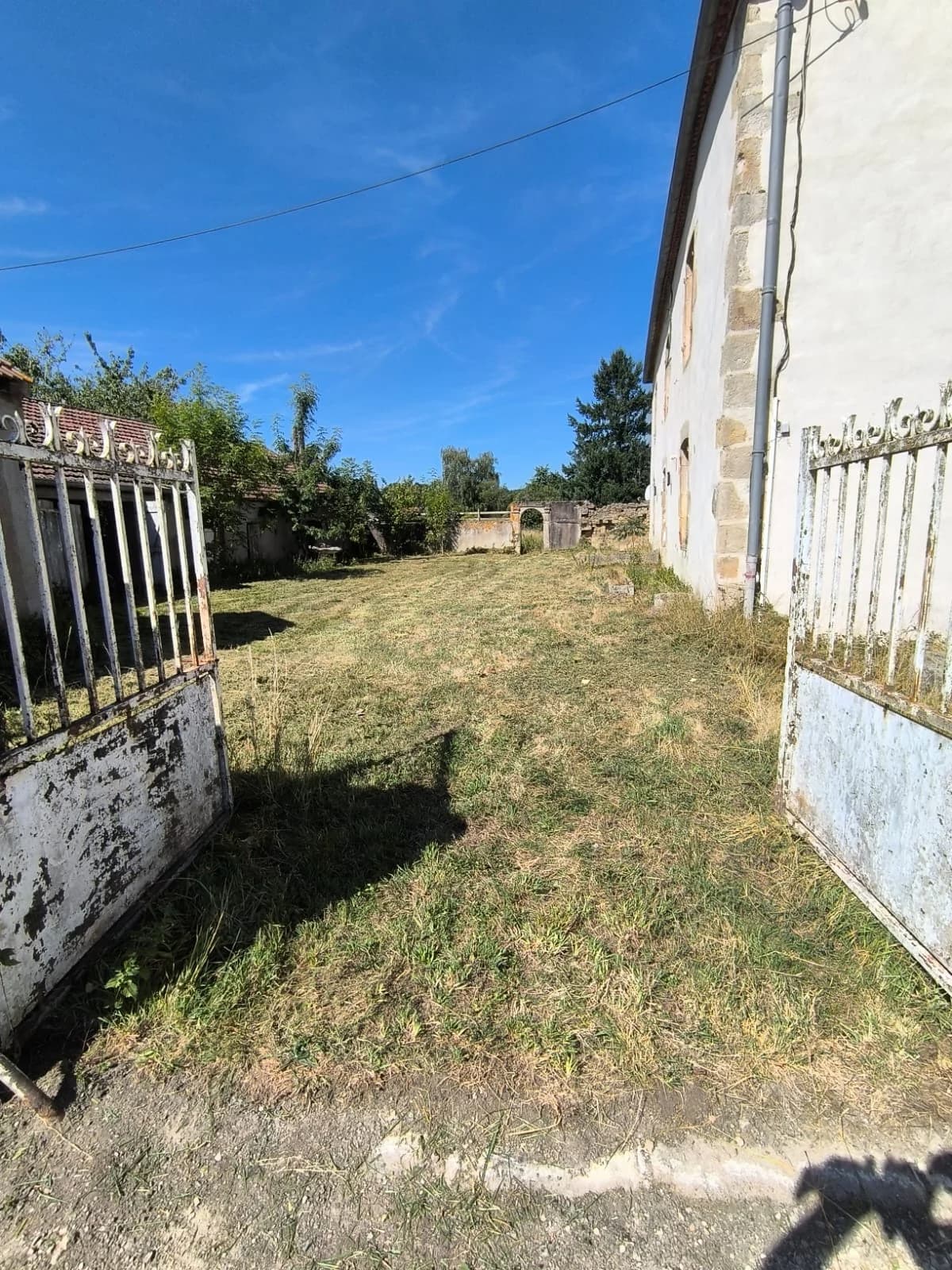 Même jardin après débroussaillage, avec une végétation raccourcie