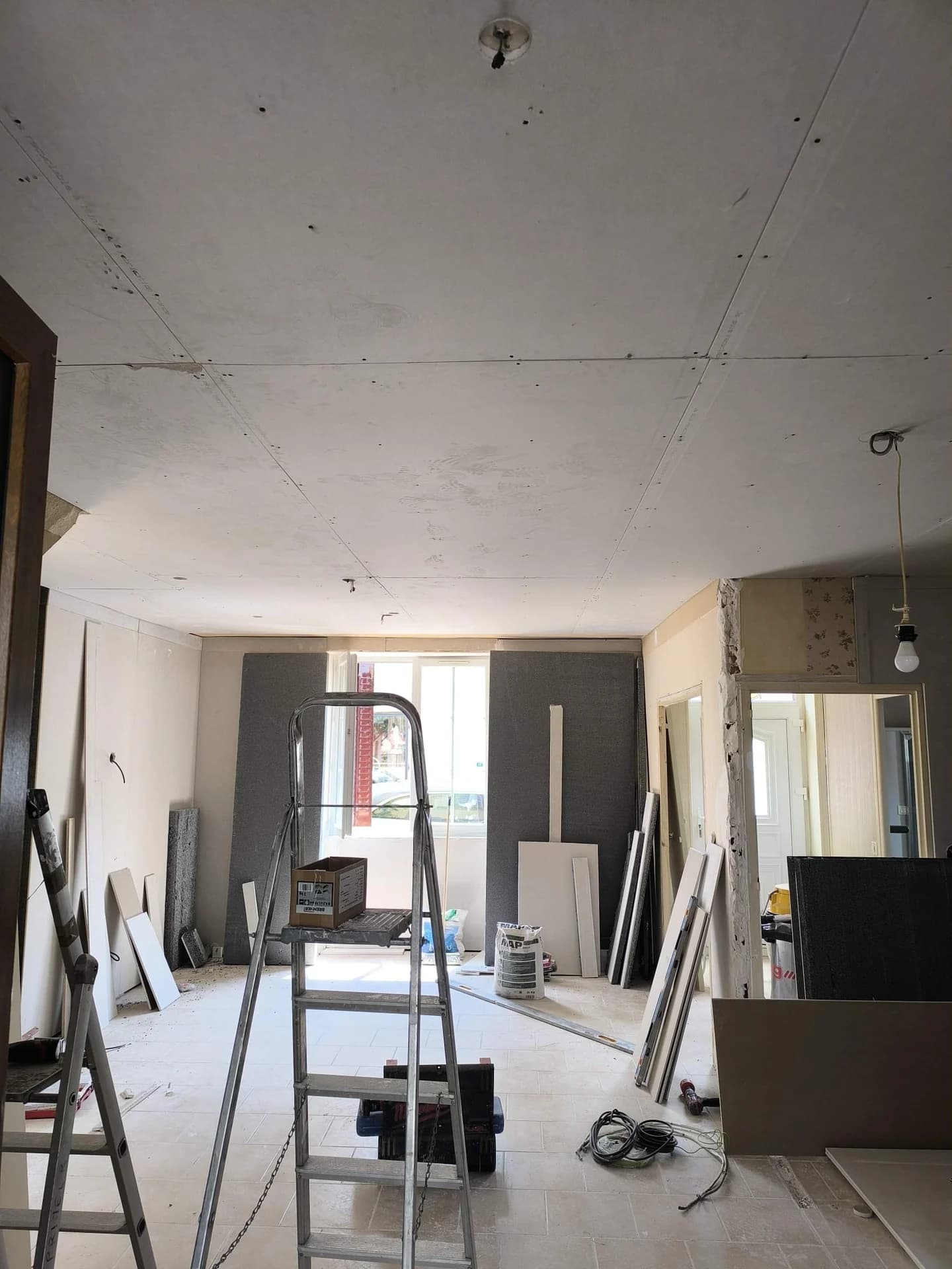 Rénovation complète : cuisine noire et bois, séjour et finitions — photographie 12