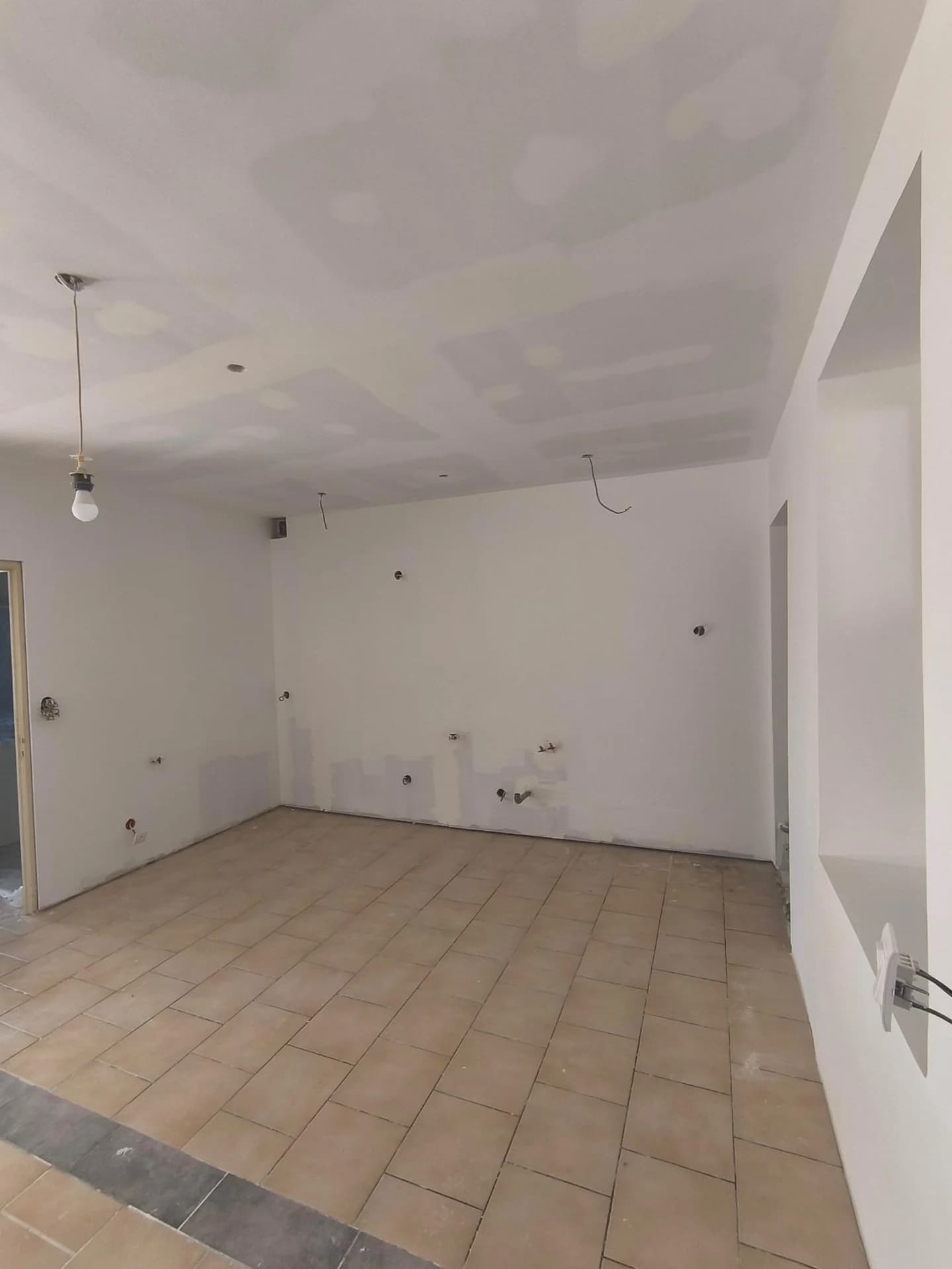 Rénovation complète : cuisine noire et bois, séjour et finitions — photographie 27