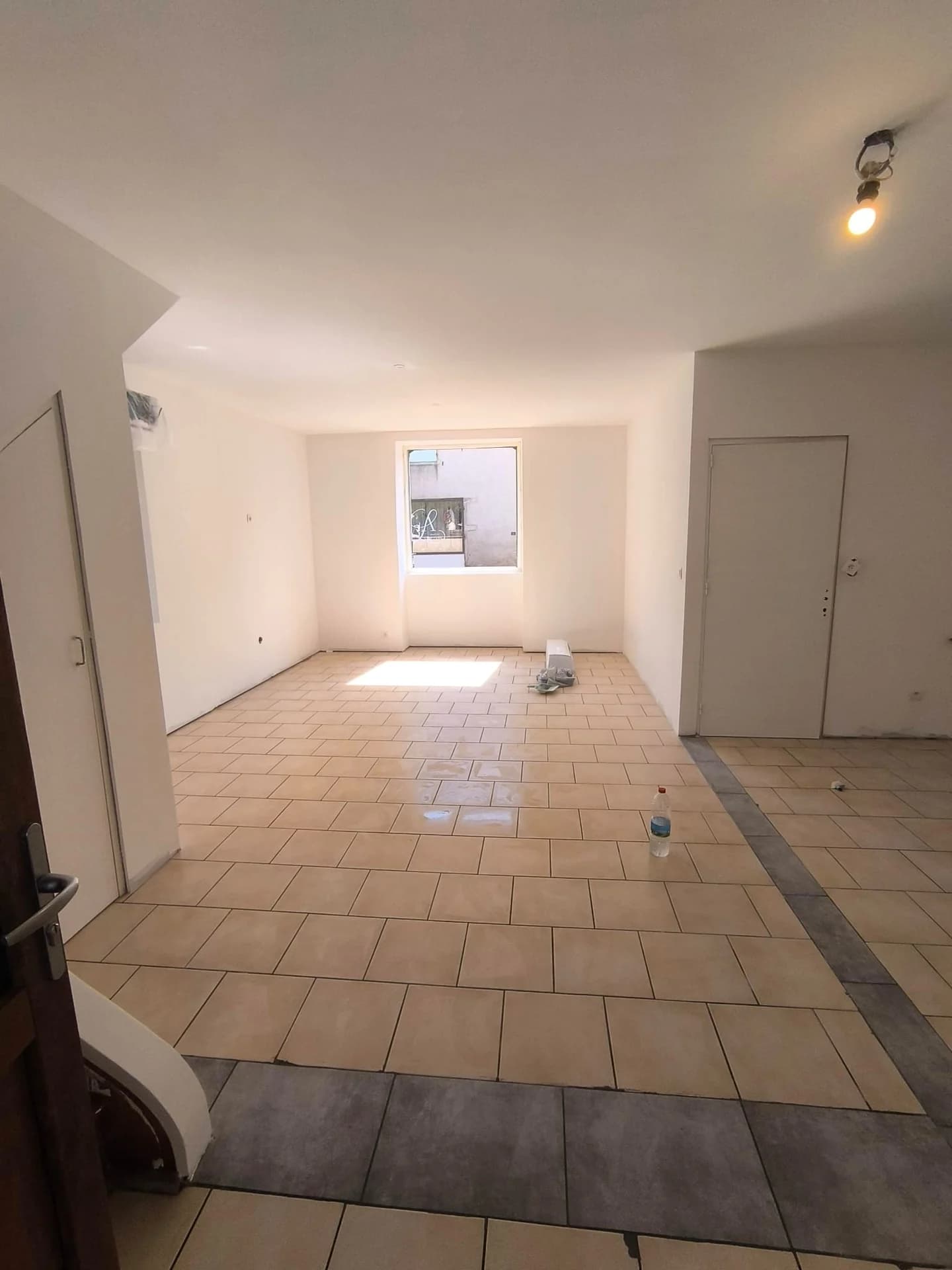 Rénovation complète : cuisine noire et bois, séjour et finitions — photographie 30