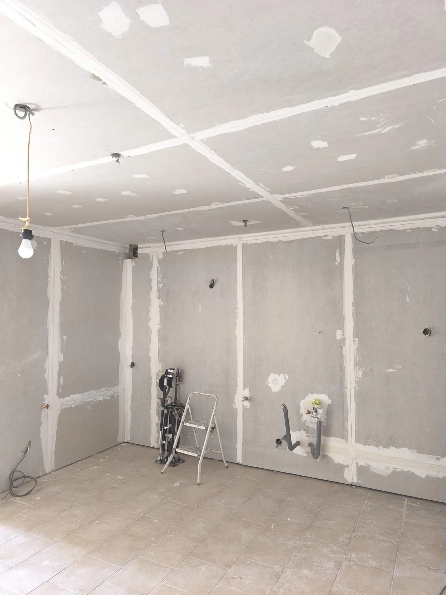 Rénovation complète : cuisine noire et bois, séjour et finitions — photographie 16
