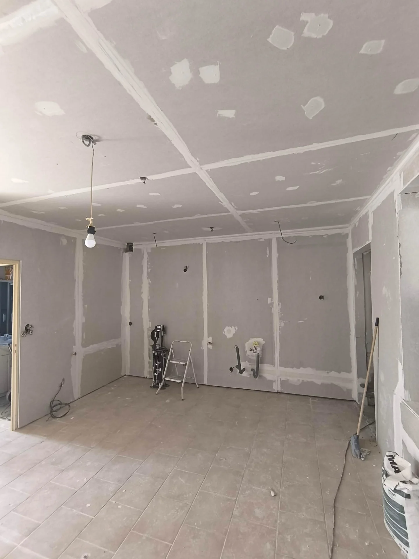 Rénovation complète : cuisine noire et bois, séjour et finitions — photographie 17
