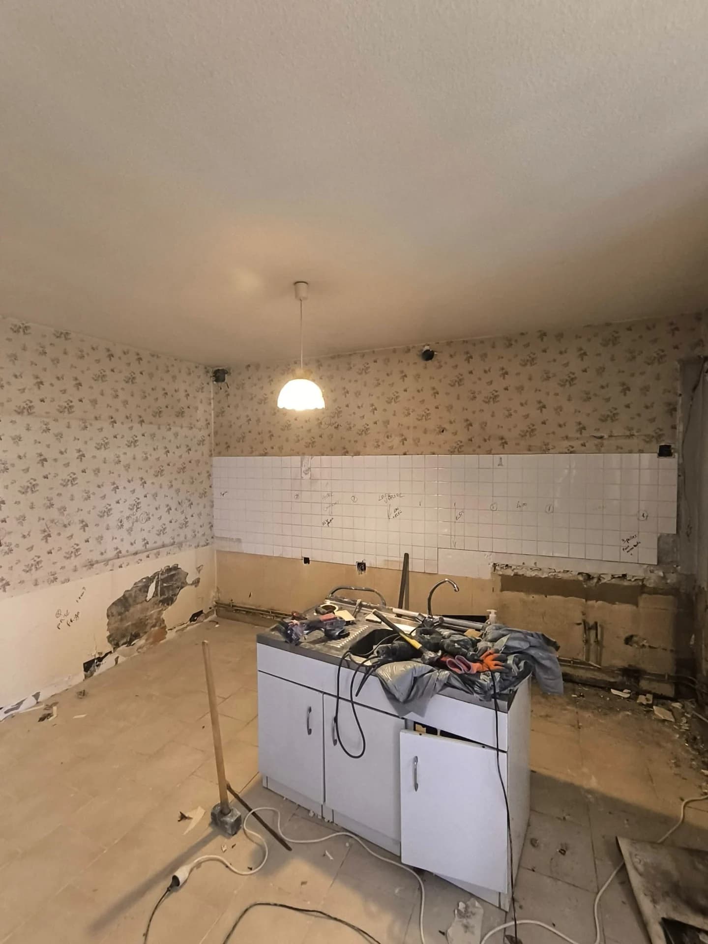 Rénovation complète : cuisine noire et bois, séjour et finitions — photographie 11