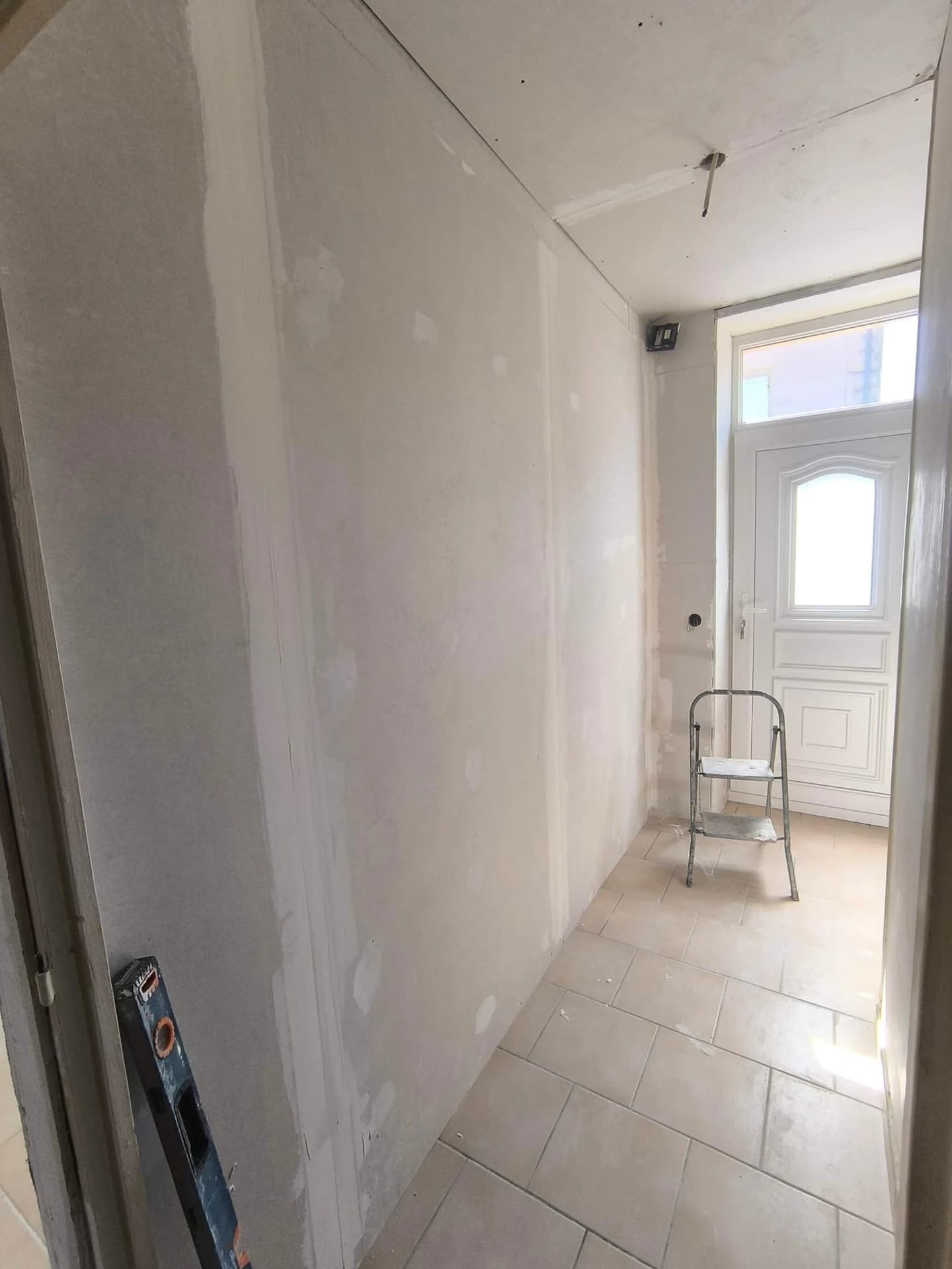 Rénovation complète : cuisine noire et bois, séjour et finitions — photographie 20