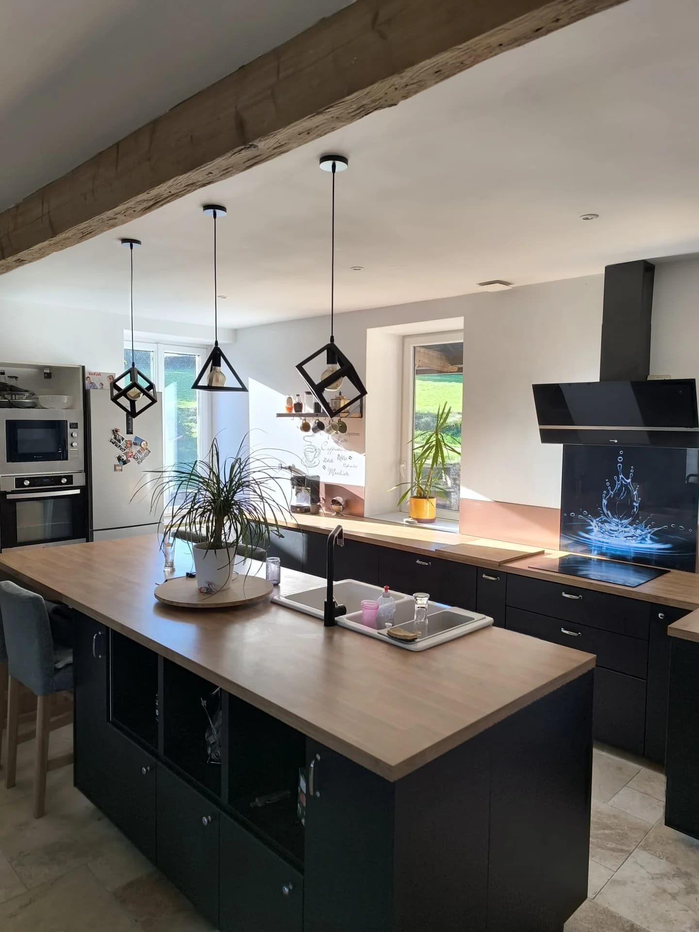 Une cuisine sur mesure sous la charpente — photographie 1