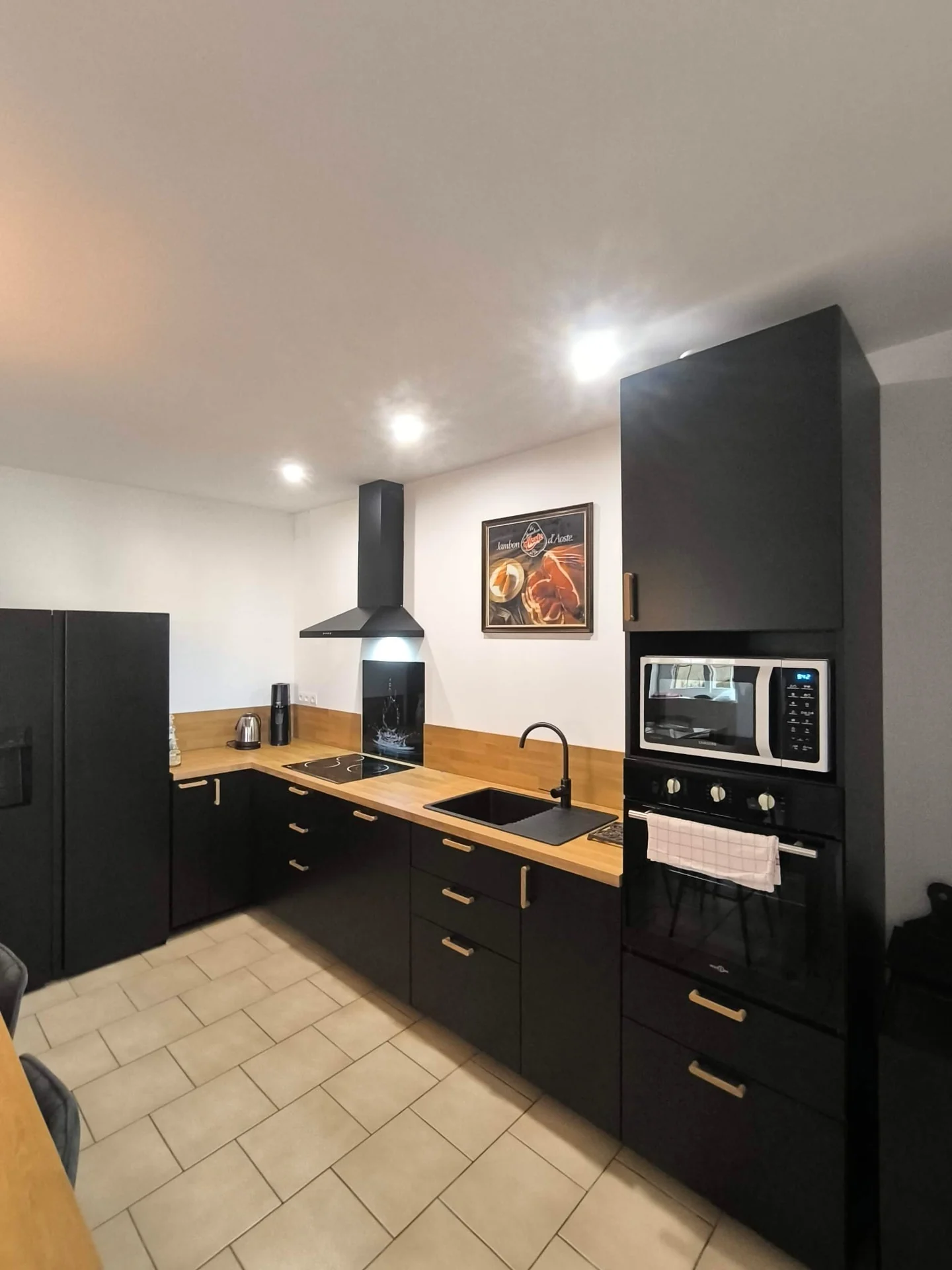 Rénovation complète : cuisine noire et bois, séjour et finitions — photographie 36