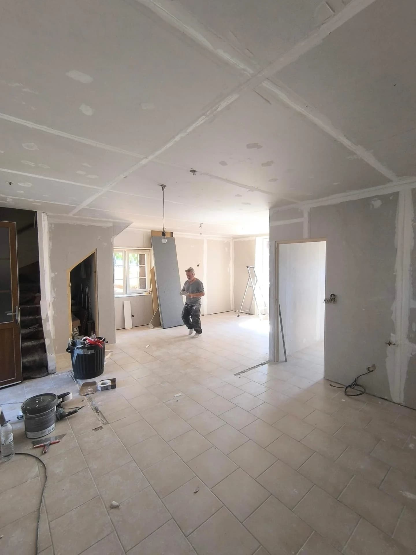 Rénovation complète : cuisine noire et bois, séjour et finitions — photographie 19