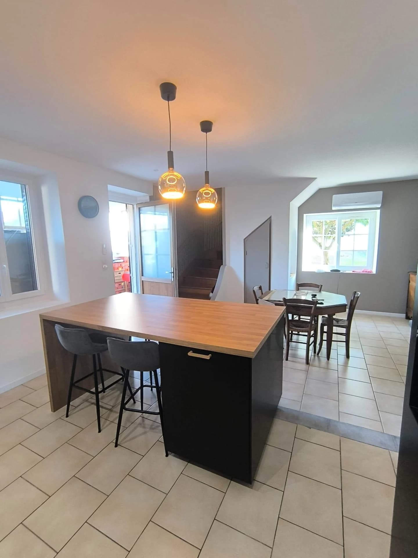 Rénovation complète : cuisine noire et bois, séjour et finitions — photographie 38