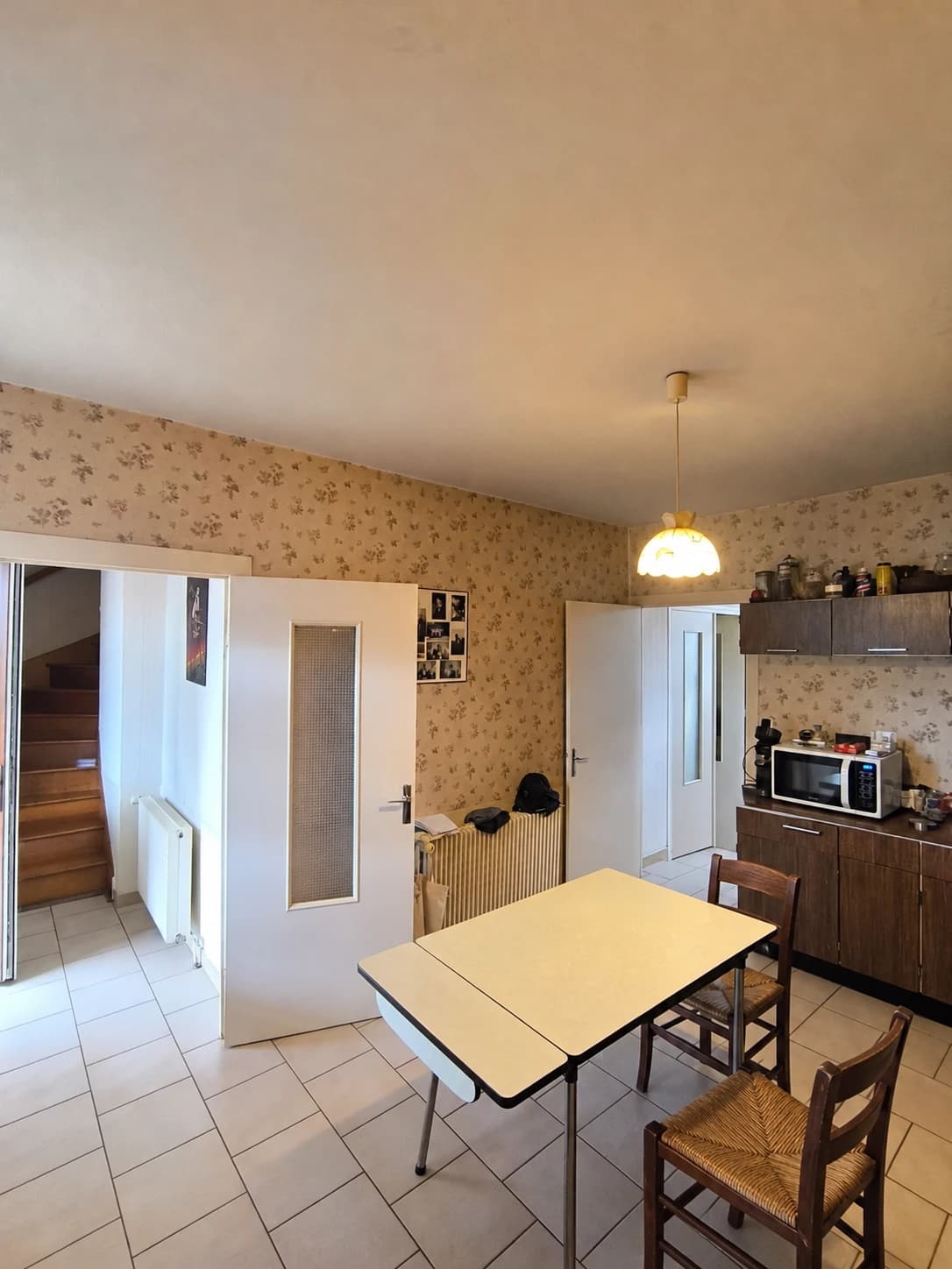 Rénovation complète : cuisine noire et bois, séjour et finitions — photographie 1