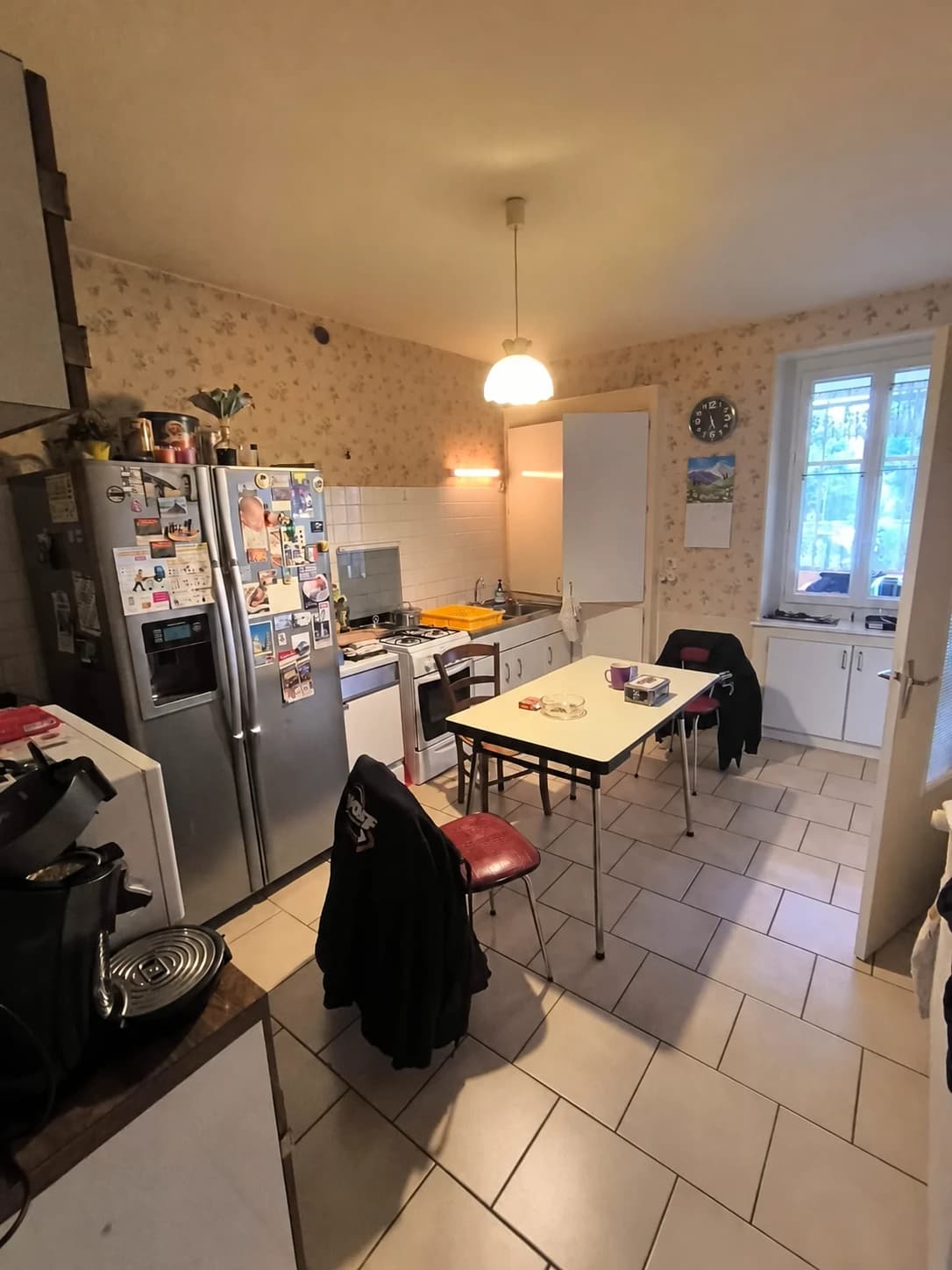 Rénovation complète : cuisine noire et bois, séjour et finitions — photographie 4